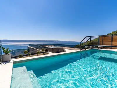 Von diesem Bereich aus haben Sie einen Panoramablick auf das Meer und die Inseln und können atemberaubende Sonnenuntergänge beobachten