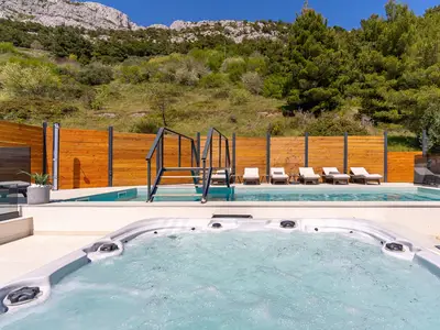 Die Villa Blue Lagoon bietet 240 m2 sehr modernes, geräumiges und gut organisiertes Interieur auf einem 570 m2 großen Grundstück