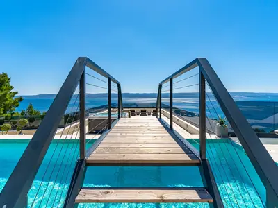 Die Villa selbst ist leicht erreichbar, und die letzten 150 m sind eine weiße Straße, absolute Privatsphäre auf dem Grundstück ist garantiert