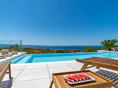 Der Außenbereich bietet einen beheizten Infinity-Pool 8 x 4,5 m (35 m2) mit Hydromassage
