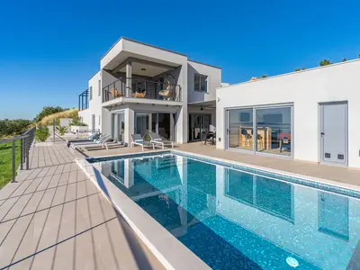 Villa Big Blue ist eine brandneue Unterkunft mit komfortabler Unterkunft für 8 Personen