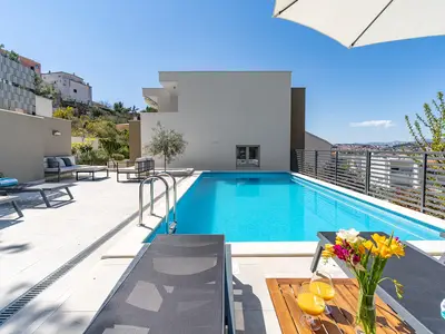 Neu - Villa Nina mit privatem 32 qm beheiztem Pool, 5 Schlafzimmern, Spaßzone, 850 m vom Strand entfernt