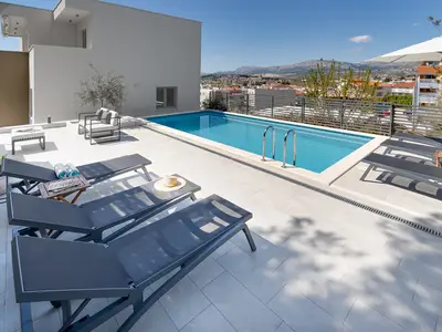 Stilvolle Villa für 9 Personen in Podstrana, nur 9 km von der Stadt Split entfernt, voll klimatisiert mit kostenlosem WLAN und PS5