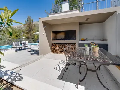 Ein Essbereich im Freien mit Grill und eine Lounge-Ecke für schöne Abende