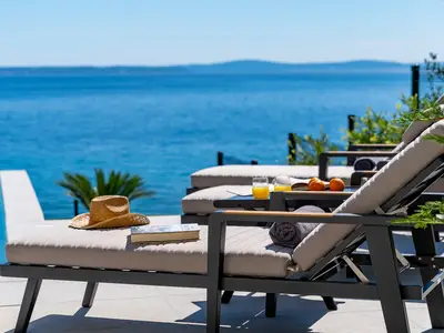 Outdoor bietet einen privaten und beheizten 38 m2 großen Infinity-Pool mit Gegenstrom-Schwimmprogramm und mit einem vollautomatischen Salzelektrolysesystem