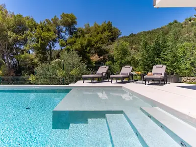 Voll ausgestattet mit allen Annehmlichkeiten, die ein moderner Gast für einen entspannten Urlaub benötigt, voll klimatisiert, mit kostenlosem WLAN, privatem und beheiztem 38 m2 großem Swimmingpool