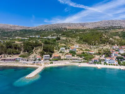 Die Villa ABA befindet sich oberhalb der Küstenstraße im Dorf Podstrana, umgeben von typischen mediterranen Pflanzen