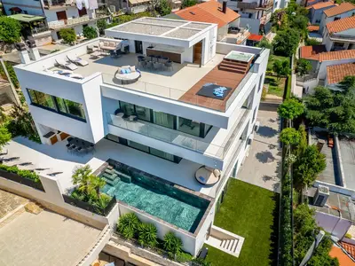 Villa Meliora ist eine vom Architekten entworfene High-End-Villa, die raffinierten Luxus, stilistische Kohärenz und kompromisslose Qualität vereint
