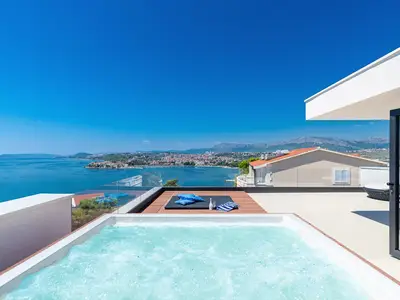 Die Fläche auf dem Dach (175 m2 – Zugang über eine Innentreppe) bietet eine Liegewiese mit freiem Panoramablick auf das Meer