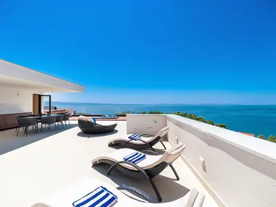 Die Villa liegt nur 300 m vom Strand entfernt und bietet einen spektakulären Blick auf das Meer