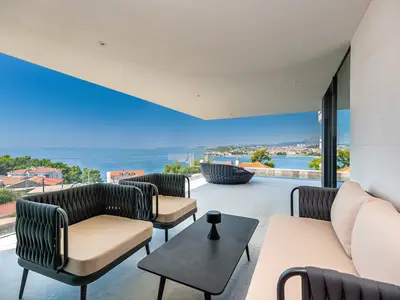 Außerdem gibt es Sonnenliegen, einen runden Liegestuhl, eine Außendusche, ein überdachtes Esszimmer mit sehr bequemen Stühlen und Blick auf das Meer und die Umgebung