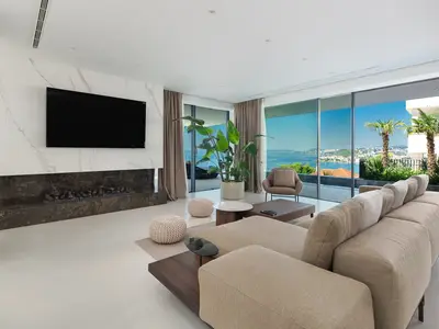 Das Erdgeschoss (70 m2) bietet durch die Glaswände zum Pool hin ein sehr helles Wohnzimmer