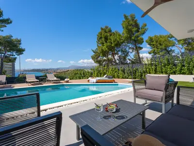 Stilvolle Villa Aride mit 5 Schlafzimmern, beheiztem Pool, Fitnessraum, Billardtisch, Sauna und Meerblick