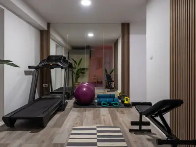 Darüber hinaus gibt es einen gut organisierten Spaßbereich mit Billardtisch, Tischfußball, Darts, einer Küchenzeile mit einer Insel mit vier Hockern, einem Sofa, einem Fernseher und einer PlayStation 5.