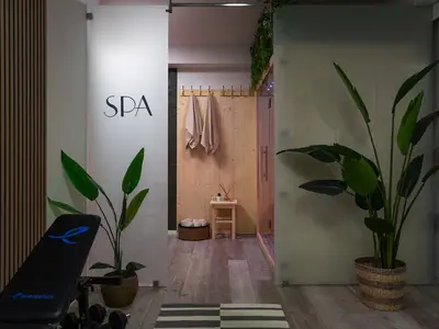 Ein Familienbadezimmer mit Dusche