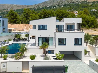 NEUE Villa Apolina, 4 Schlafzimmer mit eigenem Bad, beheizter 36 m2 großer Pool, Meerblick, Strand 1 km