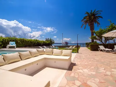 Komfortabler Lounge-Sitzbereich am Pool