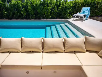 Komfortabler Lounge-Sitzbereich am Pool