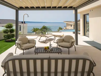 Lounge-Bereich und freier Blick auf das Meer, der auch die Villen überblickt