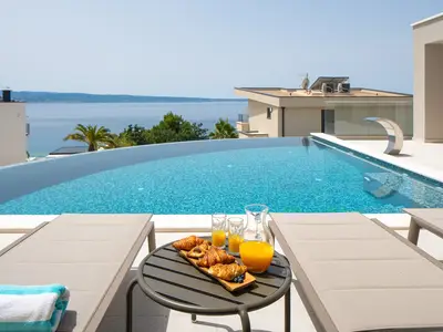 Privater, beheizter 40,5 Quadratmeter (9 x 4,5 Meter) großer Infinity-Pool mit Hydromassage