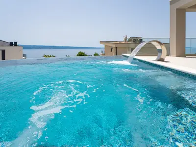Privater, beheizter Infinity-Pool mit Hydromassage