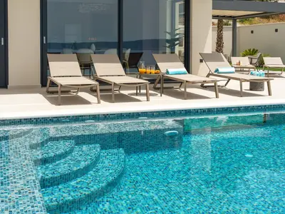 Schwimmbad mit automatisiertem Salzelektrolysesystem