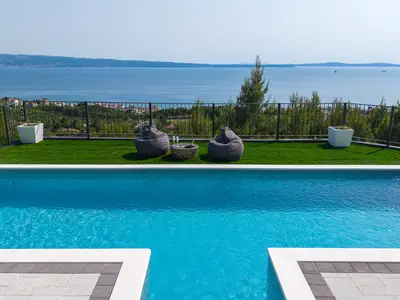 Die Villa El Capitano verfügt über einen modernen, 300 m2 großen Innenbereich, der in vier eleganten Schlafzimmern mit eigenem Bad bequem bis zu 8 Gäste beherbergen kann.