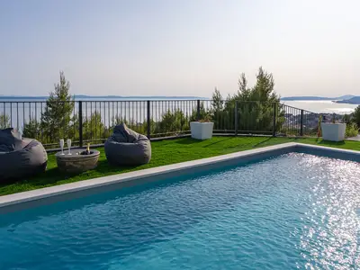 Der private Pool (9,5 x 3,5 Meter) verfügt über Hydromassagedüsen und umweltfreundliche Filterung