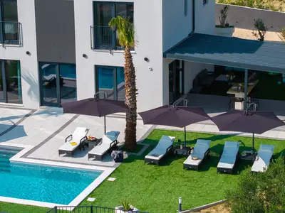 Egal, ob Sie einen erholsamen Familienurlaub, einen Ausflug mit Freunden oder einen romantischen Kurzurlaub planen, diese wunderschön gestaltete Villa bietet genau das.