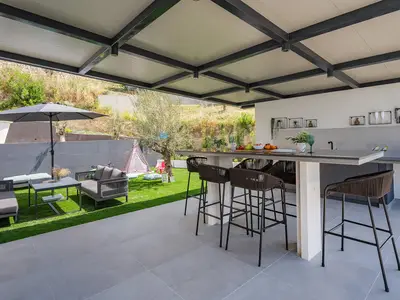 Außenbereich mit traditionellem Holz- und Holzkohlegrill, ideal für besondere kulinarische Erlebnisse