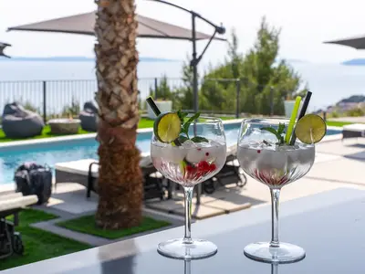 Genießen Sie lange, gemütliche Mahlzeiten auf der überdachten Speiseterrasse