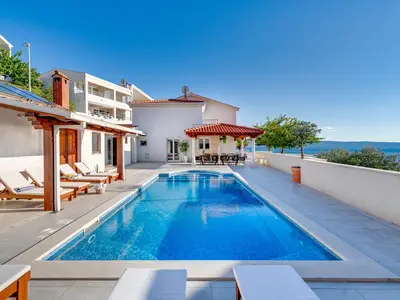Seaview Villa MaToLi with heated 50sqm pool and 4 bedrooms, close to town Split (10km)