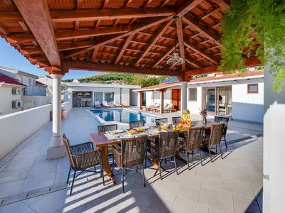 Summer kitchen with an outdoor dining area