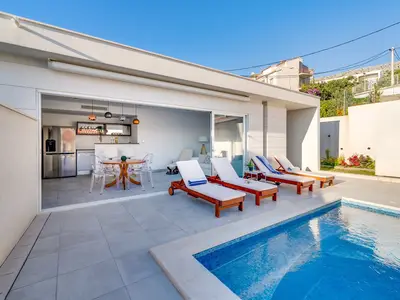 Private and heated swimming pool 10m x 5m with 8 deck chairs