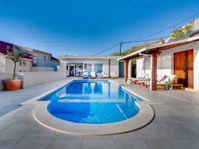 Private and heated swimming pool 10m x 5m with 8 deck chairs