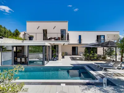 Luxuriöse und komfortable Villa mit 4 Schlafzimmern mit eigenem Bad, 250 m vom Strand entfernt in Podstrana, max 8 Personen