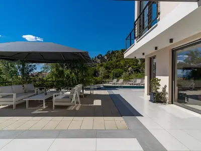 Ein Lounge-Bereich vor dem Wohnzimmer.
