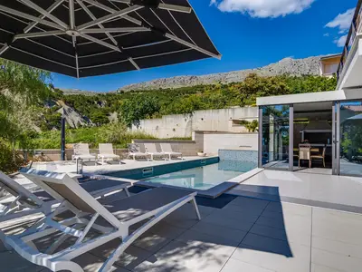 8 Liegestühle am Sonnendeck neben dem Pool