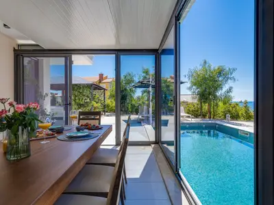 Ein Essbereich neben einem privaten Swimmingpool (9 x 3,5 m), 8 Liegestühle und ein Loungebereich.