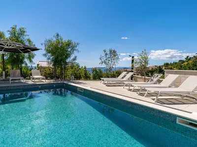 Der Außenbereich bietet auch einen privaten Pool 9m x 3,5m (32 qm) mit Hydromassage.