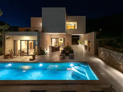 Villa Praska offers a very comfortable living room, a fully equipped kitchen with dining area, 3 en-suite bedrooms

