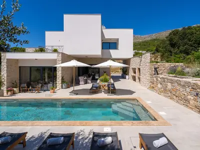 Villa Praska offers a very comfortable living room, a fully equipped kitchen with dining area, 3 en-suite bedrooms
