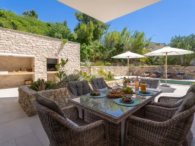 Covered outdoor dining area, a private and heated swimming pool 9,5m x 3m, 8 deck chairs
