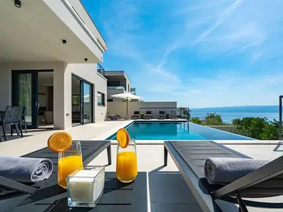 Anwesen mit herrlichem Meerblick, beheiztem 32 m2 großem Privatpool, nur 1 km vom Strand in Podstrana entfernt