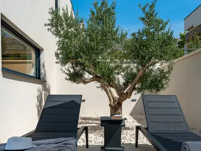 Privates und entspannendes Sonnendeck am Pool