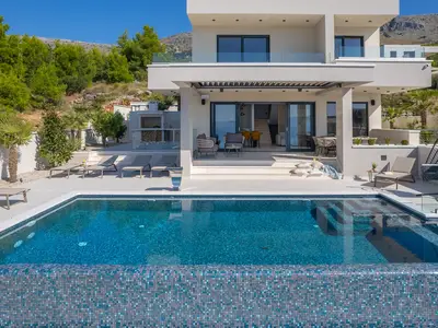Stilvolles Anwesen mit beheiztem, privatem Infinity-Pool von 40,5 m2

