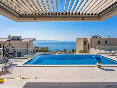 Infinity-Pool mit Hydromassage und vollautomatischem Salzelektrolysesystem