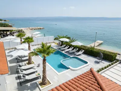 Die Villa Providenca liegt direkt am Strand im Dorf Podstrana, zwischen der berühmten Stadt Split (8 km zum Zentrum) und der Kleinstadt Omiš und dem Fluss Cetina (15 km).