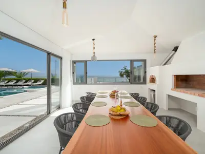 Der überdachte Außenbereich ist eine wahre Oase mit Pool und Blick auf das azurblaue Meer