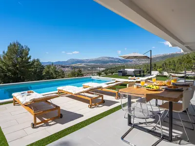 Villa mit vier Schlafzimmern und Panoramablick auf das Meer und die Insel vom gesamten Anwesen aus